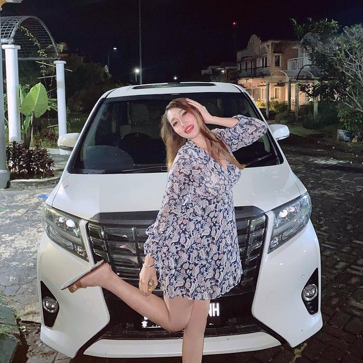 Baru-baru ini Lucinta Luna membeli mobil mewah baru hasil kerja kerasnya&period; Yuk kita intip gaya Lucinta Luna pamer mobilnya&excl;
