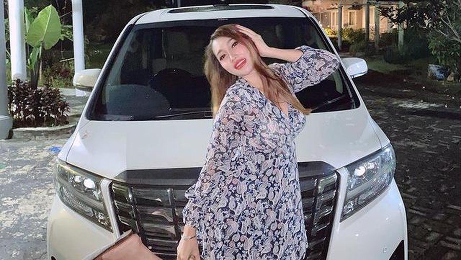 Baru-baru ini Lucinta Luna membeli mobil mewah baru hasil kerja kerasnya. Yuk kita intip gaya Lucinta Luna pamer mobilnya!