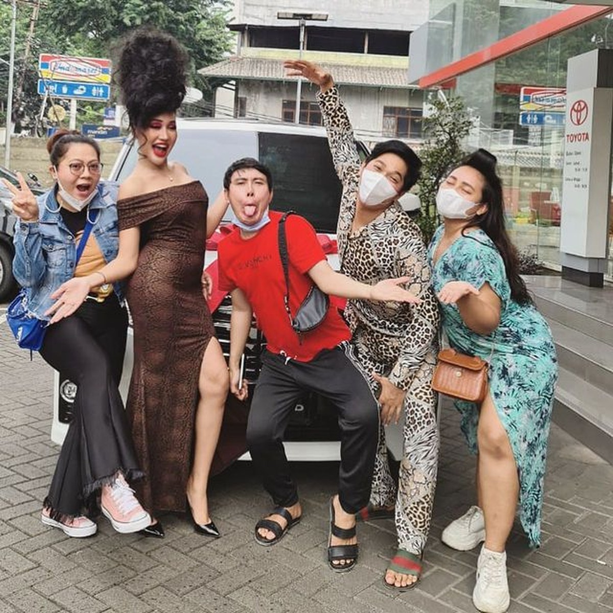 Intip Gaya Lucinta Luna Pamer Mobil Mewah Barunya&comma; Disebut Makin Tajir