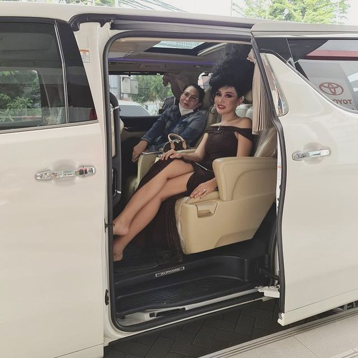 Intip Gaya Lucinta Luna Pamer Mobil Mewah Barunya&comma; Disebut Makin Tajir