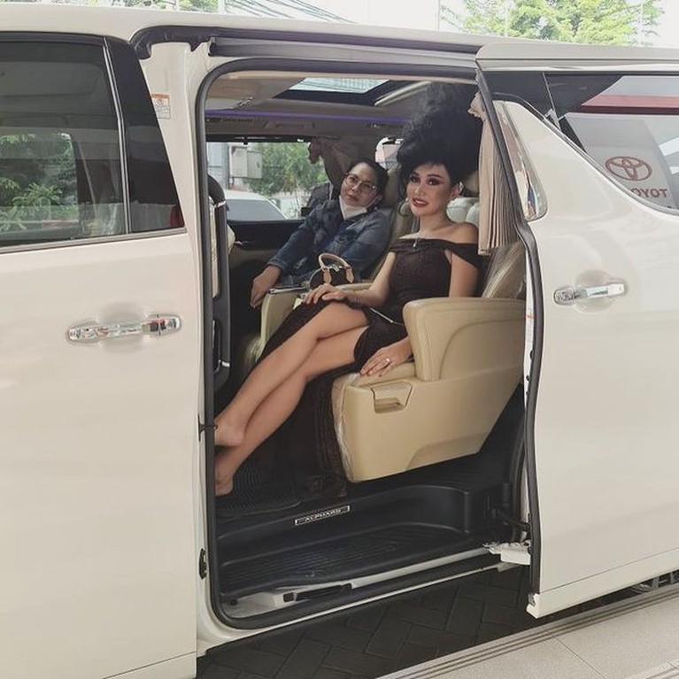 Intip Gaya Lucinta Luna Pamer Mobil Mewah Barunya, Disebut Makin Tajir
