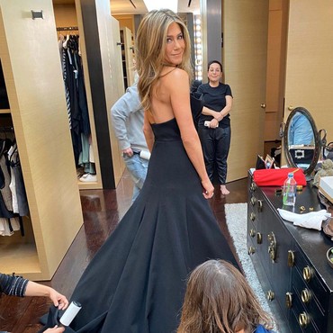 Pakai Cincin Berlian Besar, Jennifer Aniston Tunangan?