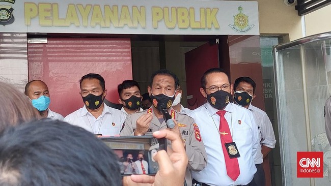 Polda Sumsel mengungkapkan alasan pemanggilan keluarga Akidi Tio. Polda hendak meminta keterangan karena telah menunggu pencairan uang hingga pukul 14.00 WIB.