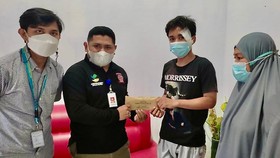 Risma Beri Bantuan ke Pesepeda Korban Tabrak Lari di Makassar