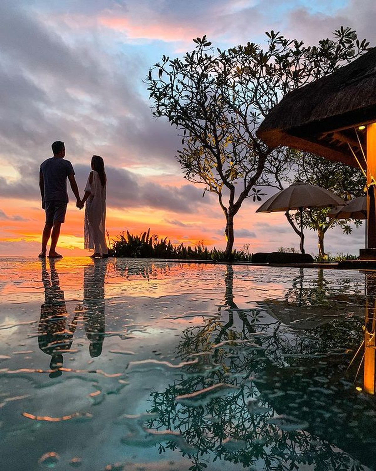 Julie Estelle dan David semakin tampak mesra setelah menikah pada Februari lalu&period; Yuk kita intip momen mesra mereka&excl;