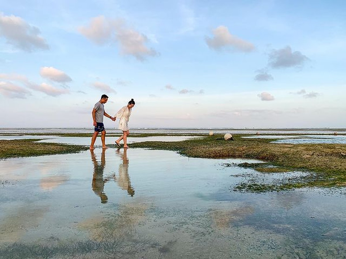 Julie Estelle dan David semakin tampak mesra setelah menikah pada Februari lalu&period; Yuk kita intip momen mesra mereka&excl;