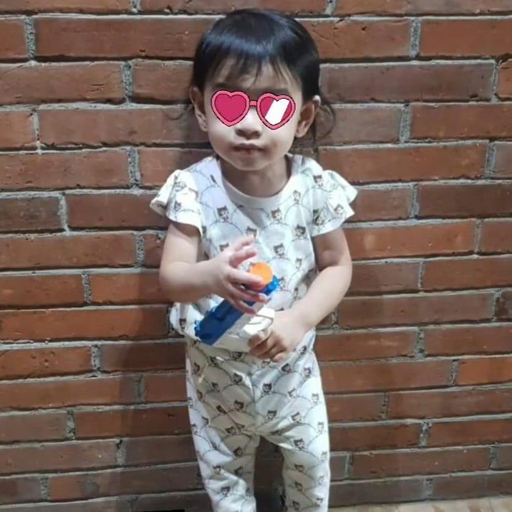 <p>Selvi Ananda dan Gibran Rakabuming terbilang jarang mengekspose putri mereka ke hadapan publik. Potret La Lembah Manah kerap ditutupi agar tidak terlihat sepenuhnya. (Foto: Instagram @janethes.galeri)</p>