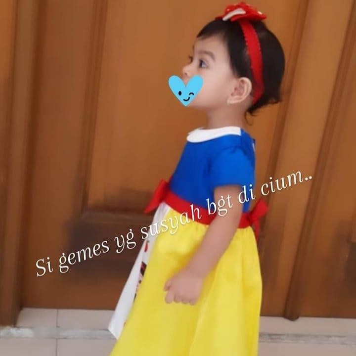 <p>La Lembah Manah juga terlihat imut ketika memakai kostum Putri Salju. Ia terlihat imut dalam balutan gaun berwarna biru dan kuning lengkap dengan belt dan bandana pita. (Foto: Instagram @janethes.galeri)</p>