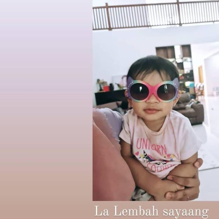 <p>Tahun ini genap berusia dua tahun, tingkah La Lembah Manah memang bikin gemas nih. Tengok saja potretnya ketika memakai kacamata yang lebih besar dari wajah mungilnya. (Foto: Instagram @janethes.galeri)</p>
