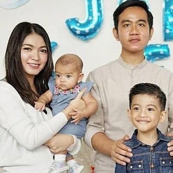 <p>Cucu ketiga orang nomor satu di Indonesia ini punya kemiripan dengan sang kakak, Jan Ethes. Litah saja mata mereka yang sama-sama bulat dan berbinar. Gemas sekali ya, Bunda! (Foto: Instagram @janethes.galeri)</p>