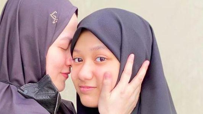 Lyra Virna dan Anak
