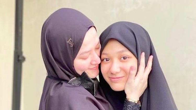 Lyra Virna dan Anak