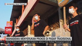 VIDEO: Mahasiswa Menyerukan Prokes di Pasar Tradisional