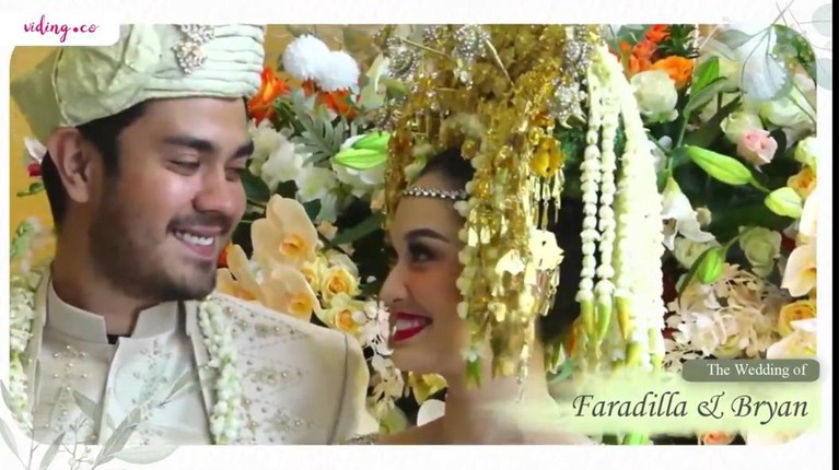 Momen Intim Pernikahan Faradilla Yoshi & Bryan Mckenzie dengan Adat Minang Kabar bahagia datang dari pasangan Faradilla Yoshi dan Bryan Mckenzie yang telah resmi menikah pada Minggu (1/8). Yuk intip momennya!