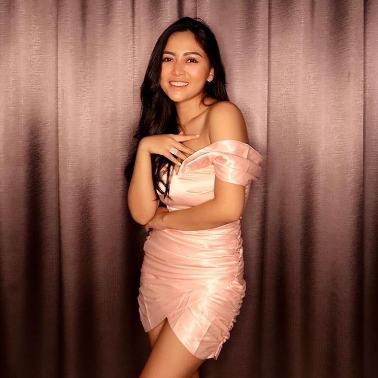 Penampilan Terbaru Rachel Vennya Tuai Pujian Rachel Vennya kerap membagikan foto penampilannya dengan berbagai ootd yang kece. Yuk kita intip penampilannya!