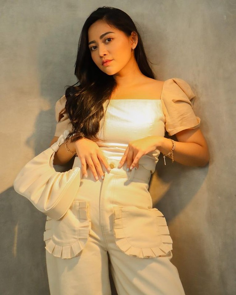 Penampilan Terbaru Rachel Vennya Tuai Pujian Rachel Vennya kerap membagikan foto penampilannya dengan berbagai ootd yang kece. Yuk kita intip penampilannya!