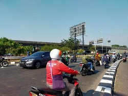 Masih Ada Pemotor Kucing-kucingan Hari Terakhir PPKM Penyekatan Bundaran Waru