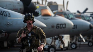 Para pelaut bersiap di helikopter MH-60S Seahawk di dek penerbangan kapal induk USS Ronald Reagan bersiap untuk menuju ke sebuah kapal tanker minyak yang diserang di lepas pantai Oman di Laut Arab pada hari Jumat, 30 Juli 2021. Sebuah serangan terhadap sebuah kapal tanker minyak yang terkait dengan seorang miliarder Israel menewaskan dua anggota awak di lepas pantai Oman di Laut Arab, kata pihak berwenang pada hari Jumat, menandai kematian pertama setelah bertahun-tahun serangan yang menargetkan pengiriman di wilayah tersebut. (Spesialis Komunikasi Massa Kelas 2 Quinton A. Lee/Angkatan Laut AS, via AP)(Mass Communication Specialist 2nd Class Quinton A. Lee/U.S. Navy, via AP)