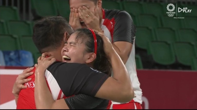 Potret Kemenangan Tim Ganda Putri Bulutangkis Indonesia di Olimpiade 2020 Tim ganda putri bulu tangkis Indonesia berhasil mencetak sejarah raih emas di Olimpiade Tokyo 2020. Yuk intip potret haru & bahagianya!