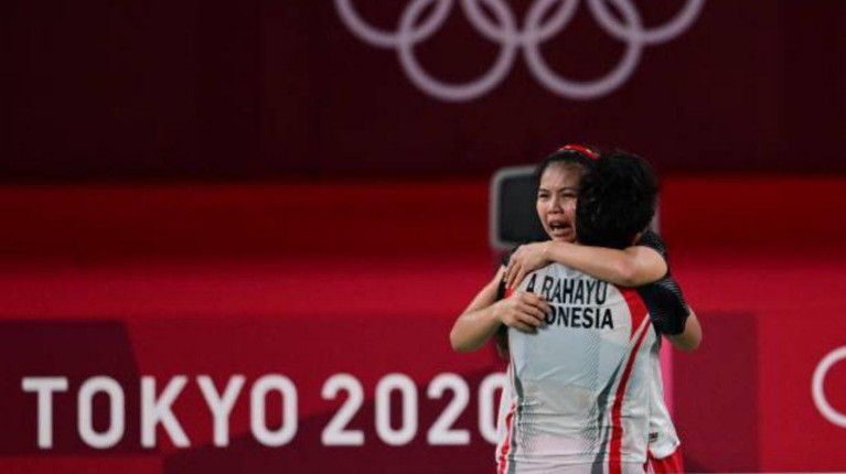 Potret Kemenangan Tim Ganda Putri Bulutangkis Indonesia di Olimpiade 2020 Tim ganda putri bulu tangkis Indonesia berhasil mencetak sejarah raih emas di Olimpiade Tokyo 2020. Yuk intip potret haru & bahagianya!