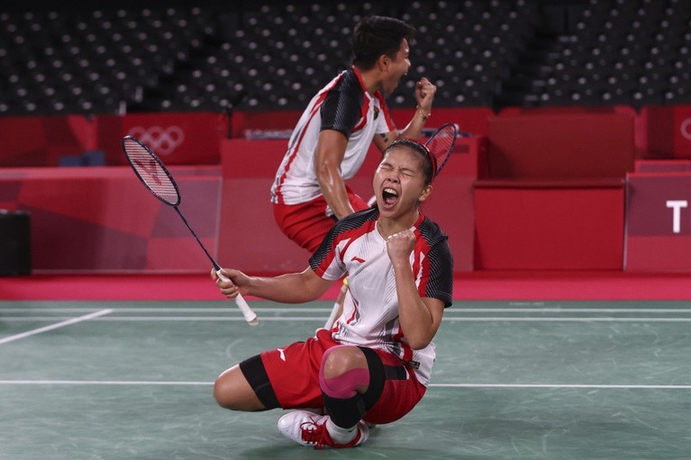 Tim ganda putri bulu tangkis Indonesia berhasil mencetak sejarah raih emas di Olimpiade Tokyo 2020. Yuk intip potret haru & bahagianya!