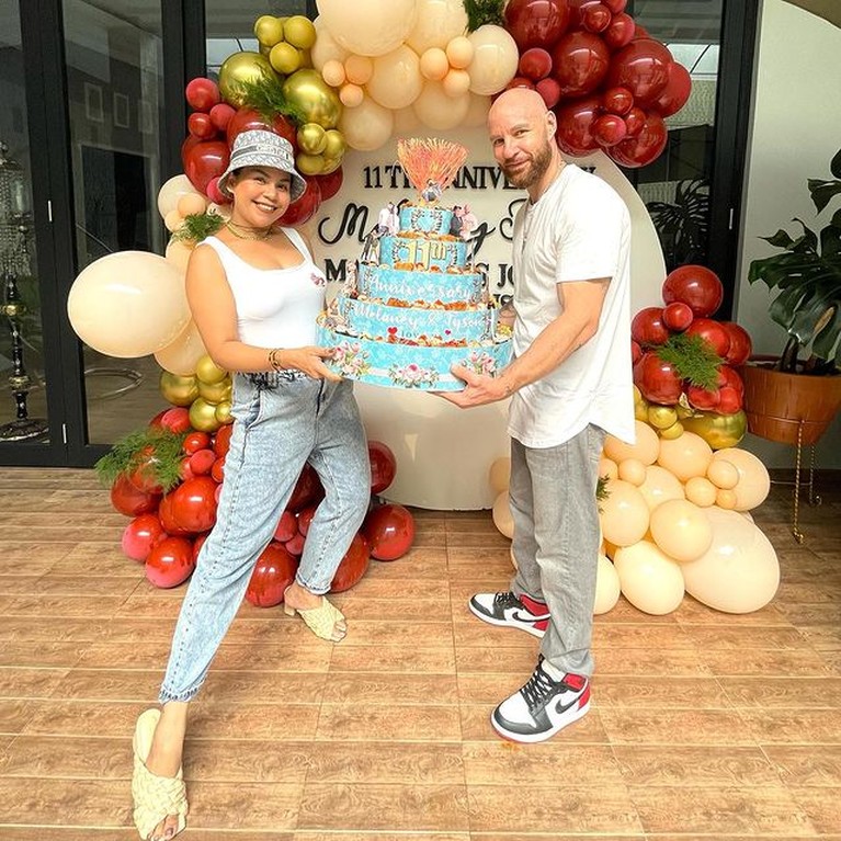 Potret Melaney Ricardo dan Tyson Rayakan 11th Anniversary Pernikahan Melaney Ricardo dan Tyson merayakan anniversary pernikahan mereka yang ke 11th. Yuk kita intip potret mereka!