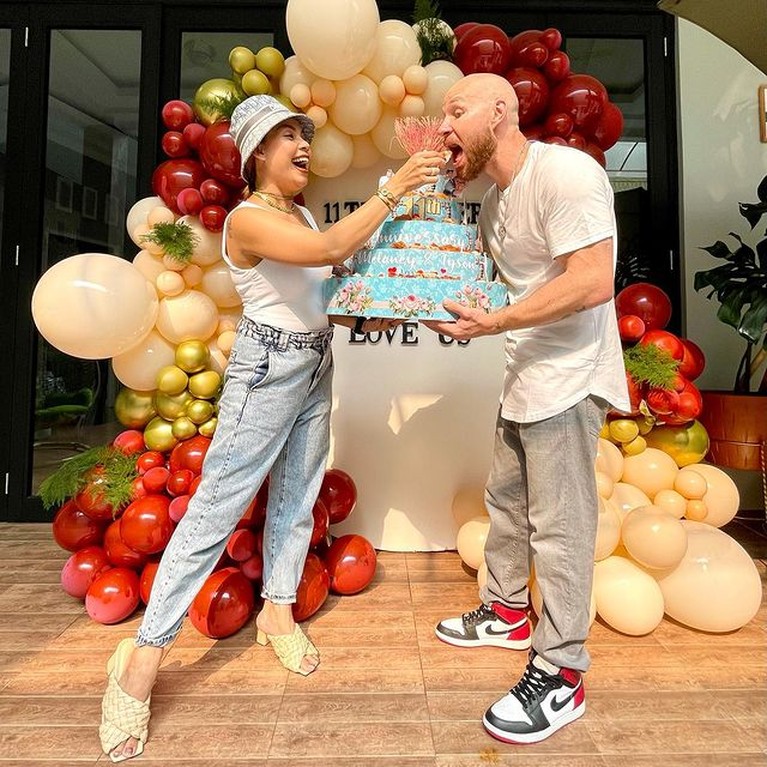 Potret Melaney Ricardo dan Tyson Rayakan 11th Anniversary Pernikahan Melaney Ricardo dan Tyson merayakan anniversary pernikahan mereka yang ke 11th. Yuk kita intip potret mereka!
