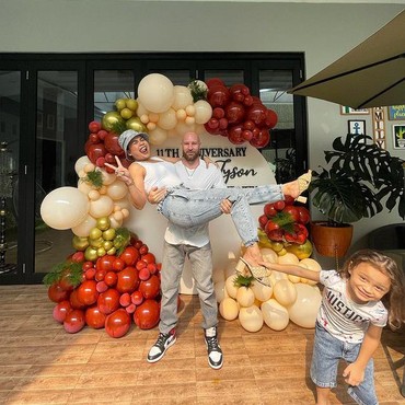 Potret Melaney Ricardo & Tyson Rayakan 11th Anniversary Pernikahan