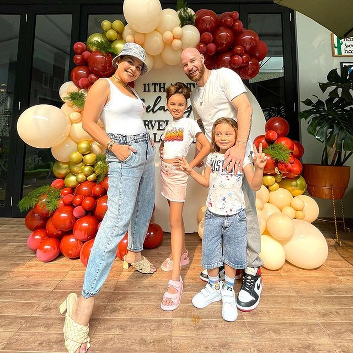 Melaney Ricardo dan Tyson merayakan anniversary pernikahan mereka yang ke 11th&period; Yuk kita intip potret mereka&excl;