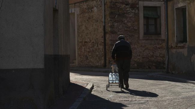 Jalan-jalan di desa Ukraina diubah namanya menjadi Kota Kyiv, Odessa, dan Mariupol.