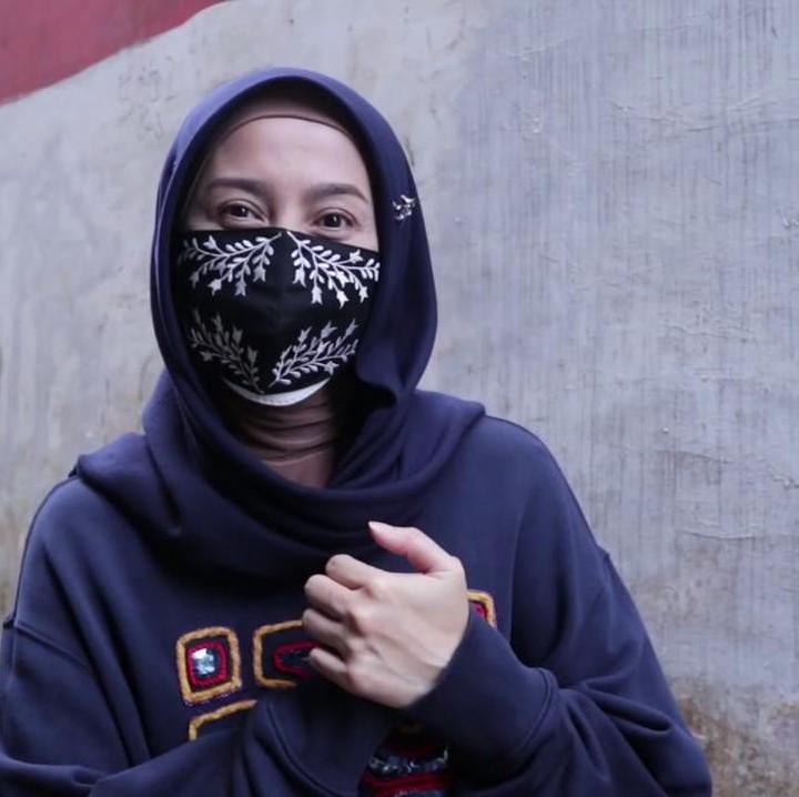 <p>Artis sekaligus politisi cantik Desy Ratnasari memiliki rumah masa kecil yang penuh kenangan nih, Bunda. Tak hanya itu, rumah Desy juga masuk ke gang yang sempit, lho. (Foto: YouTube Desy Ratnasari)</p>