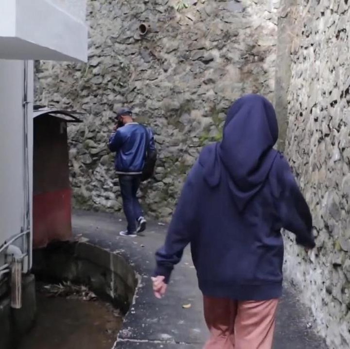 <p>Saat mengunjungi rumah kelahirannya di Sukabumi, Jawa Barat, Desy mengatakan tak banyak yang berubah pada gang kecil ini, Bunda. Bedanya, jalanan yang semula berupa tangga dari tanah, kini sudah di aspal dan lebih rapi. (Foto: YouTube Desy Ratnasari)</p>