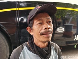 Keluh Kesah Pedagang Asongan di Terminal Kalideres Saat PPKM Level 4