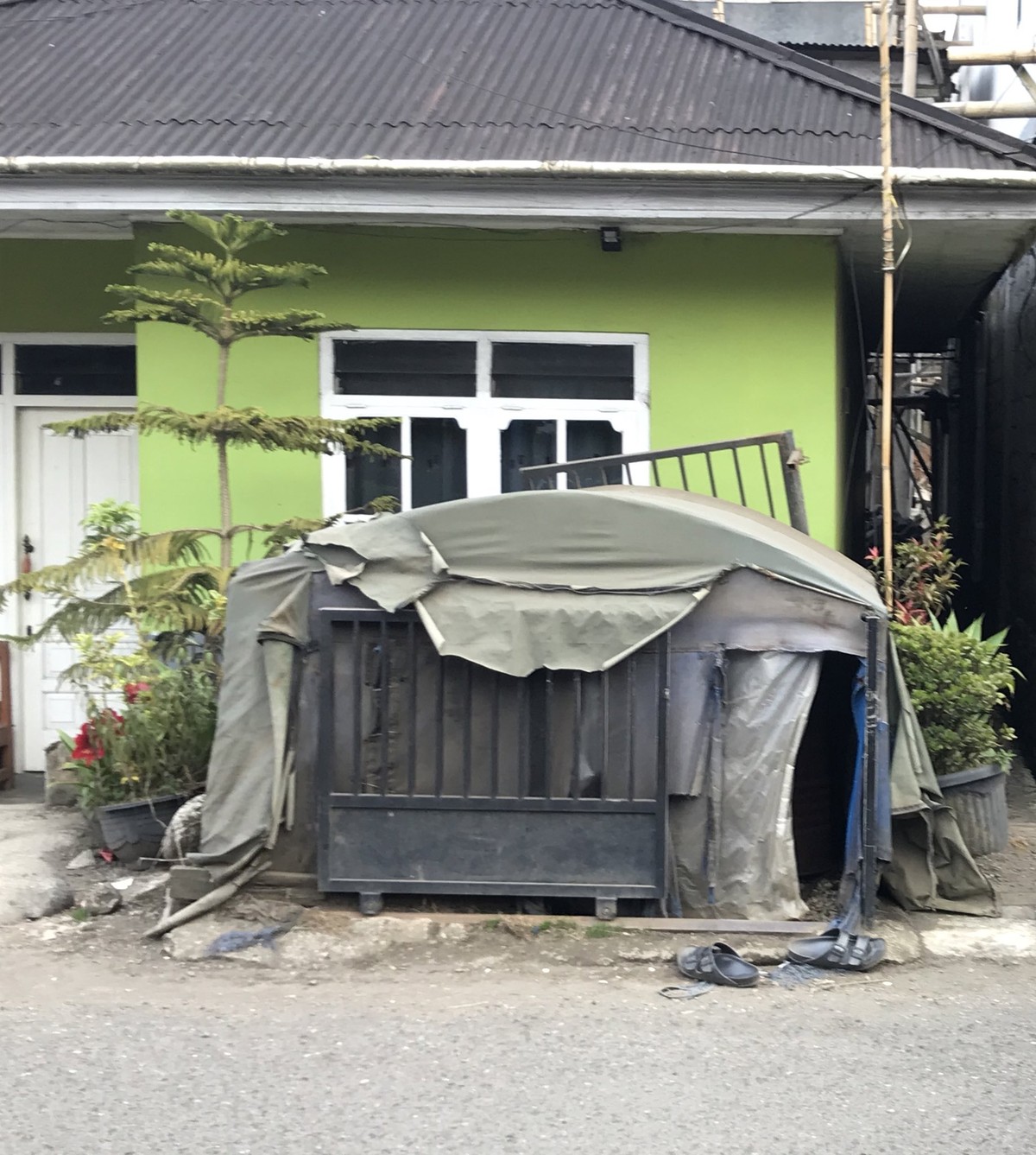 Mbah Fanani seorang petapa dari Dataran Tinggi Dieng sedang ramai dibicarakan&period; Yuk kita intip sosoknya Mbah Fanani&excl;