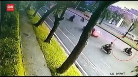 VIDEO: Moge Tabrak Motor Matic, 1 Perempuan Tewas