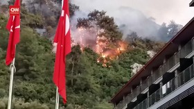 VIDEO: Kebakaran Dekati Hotel di Turki, Turis Dievakuasi