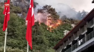 VIDEO: Kebakaran Dekati Hotel di Turki, Turis Dievakuasi