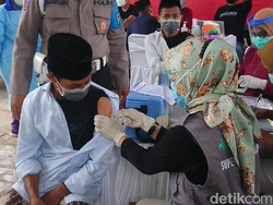 Pelajar dan Santri di Trenggalek Jalani Vaksinasi COVID-19