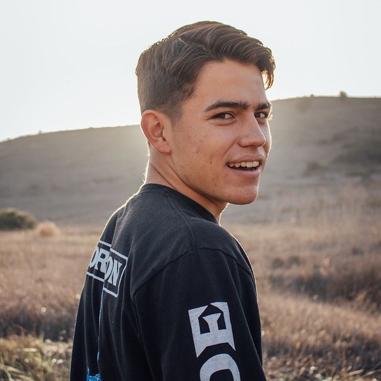 Wajah Tampan Anthony Barajas Seleb TikTok yang Meninggal Tragis Anthony Barajas seleb TikTok asal Amerika ini meninggal secara tragis ditembak usai nonton bioskop di California. Yuk intip potretnya!