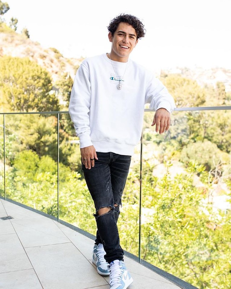 Wajah Tampan Anthony Barajas Seleb TikTok yang Meninggal Tragis Anthony Barajas seleb TikTok asal Amerika ini meninggal secara tragis ditembak usai nonton bioskop di California. Yuk intip potretnya!