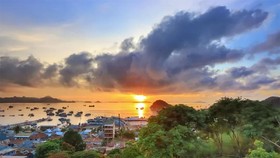Berburu Matahari Terbenam di Puncak Waringin Labuan Bajo