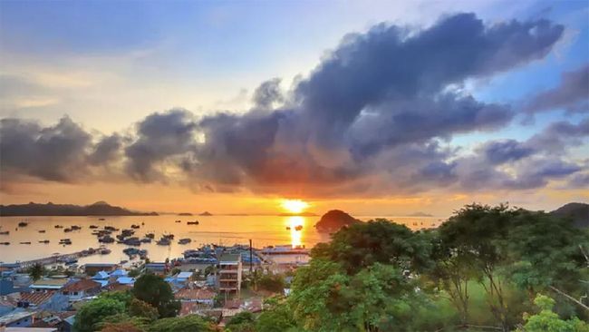 Berburu Matahari Terbenam di Puncak Waringin Labuan Bajo Hampir semua sudut di Labuan Bajo menawarkan keindahan tersendiri. Dan Puncak Waringin disebut warga sebagai spot sunset terbaik di sana.