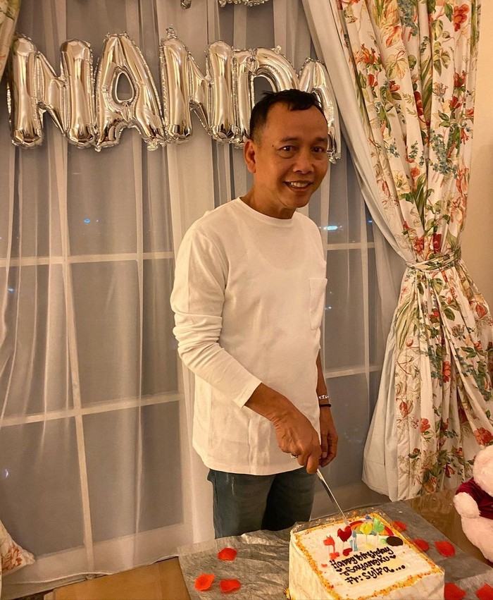 Abdul Rozak atau akrab disapa dengan sebutan ayah Ojak merupakan pensiunan PNS. Ia merupakan ayah dari Ayu Ting Ting. Belakangan, videonya populer saat berkata “Ayu mah benar-benar cantik, badan juga bagus.” (Abdul Rozak/ sumber: instagram.com/ayutingting92)