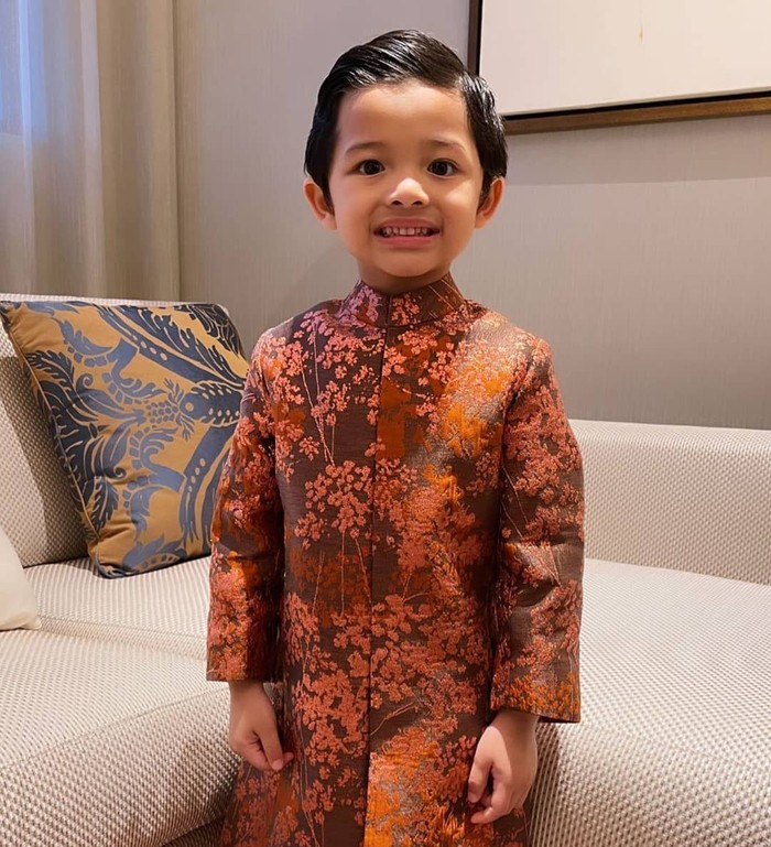 Arsya Hermansyah adalah adik laki-laki Aurel Hermansyah dari pernikahan Anang dan Ashanty. Saat ini, Arsya Hermansyah berusia 5 tahun. Arsya memiliki wajah yang imut dan ganteng. (Foto keluarga artis Aurel Hermansyah/Instagram.com/arsya.hermansyah)