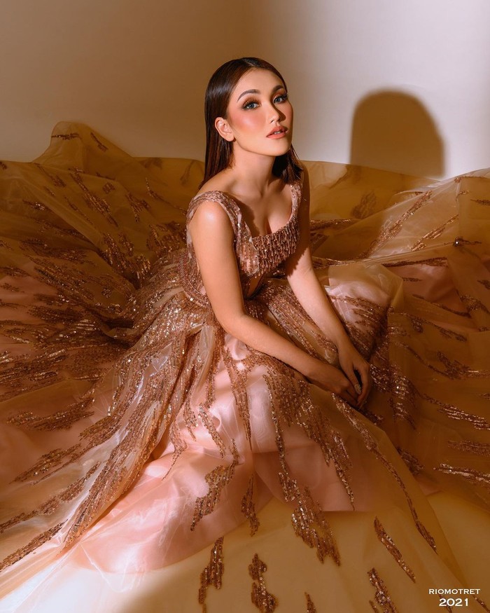 Ayu Ting Ting termasuk salah satu selebritis yang multitalenta. Selain berprofesi sebagai penyanyi, ia juga bekerja sebagai aktris, pembawa acara, pelawak dan juga Youtuber. (Foto Ayu Ting Ting/ sumber: instagram.com/ayutingting92)
