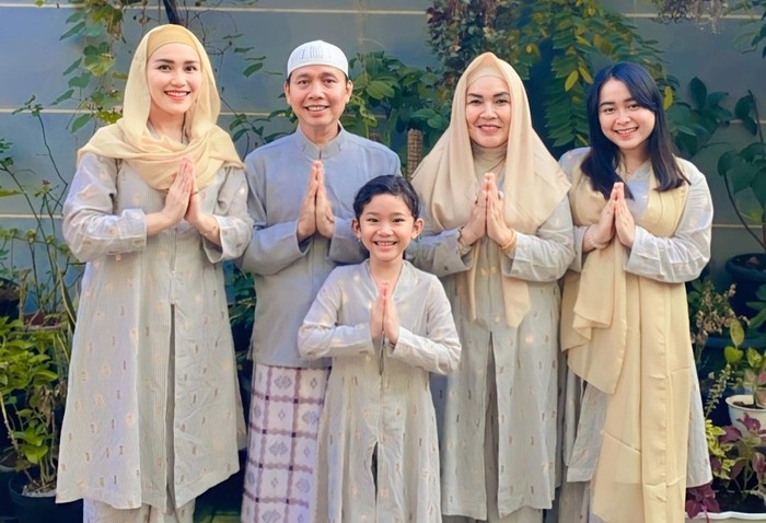 Belakangan ini heboh kabar petisi blacklist dari TV terhadap pedangdut kenamaan Ayu Ting Ting. Berikut simak foto keluarga artis Ayu Ting Ting. (Foto keluarga artis Ayu Ting Ting/ sumber: instagram.com/ayutingting92)