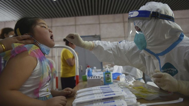 Sejumlah pemerintah kota di China menggencarkan tes massal virus corona (Covid-19) setelah tiga pekan mengalami gelombang infeksi baru.