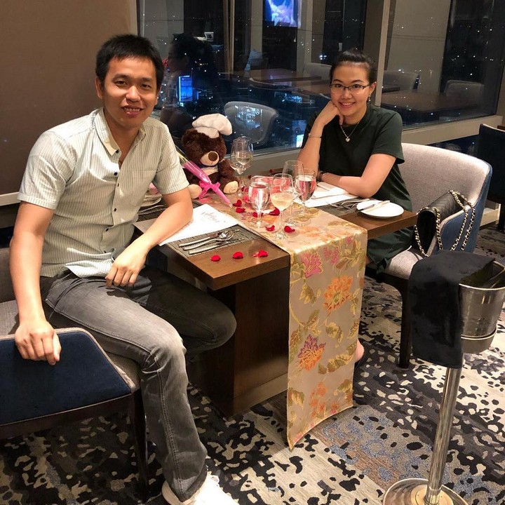 <p>Telah menikah selama sepuluh tahun, Hendra dan Sansan masih tetap terlihat romantis lho. Mereka bahkan kerap meluangkan waktu untuk melakukan <em>candle light dinner</em> untuk merayakan momen-momen spesial. (Foto: Instagram @hendrasansan)</p>