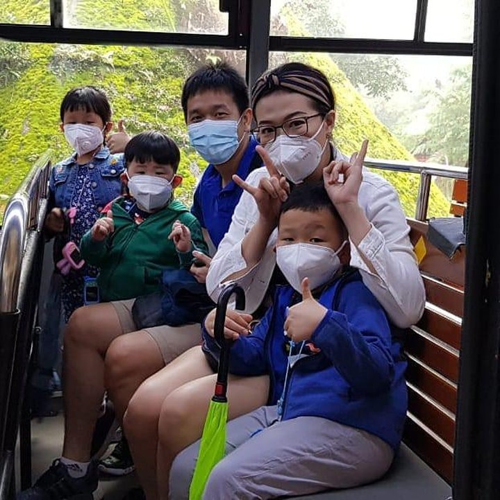 <p>Hendra dan Sansan tak lupa memboyong ketika buah hati mereka nih. Mereka adalah Richele, Richard, dan Russell. Mereka tampak menggemaskan dan sudah tumbuh besar. (Foto: Instagram @hendrasansan)</p>
