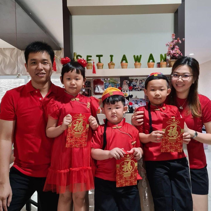 <p>Kali ini ada potret Hendra dan Sansan yang tengah merayakan Tahun Baru Imlek. Mereka tampil kompak mengenakan baju tradisional Tionghoa berwarna merah. Semoga sehat selalu Ayah Hendra dan keluarga! (Foto: Instagram @hendrasansan)</p>